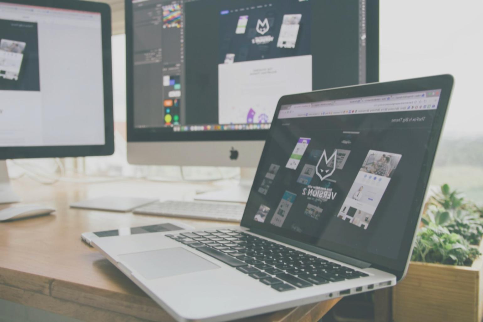Équipe oqrexloentos travaillant sur l'analyse SEO et l'optimisation de sites web