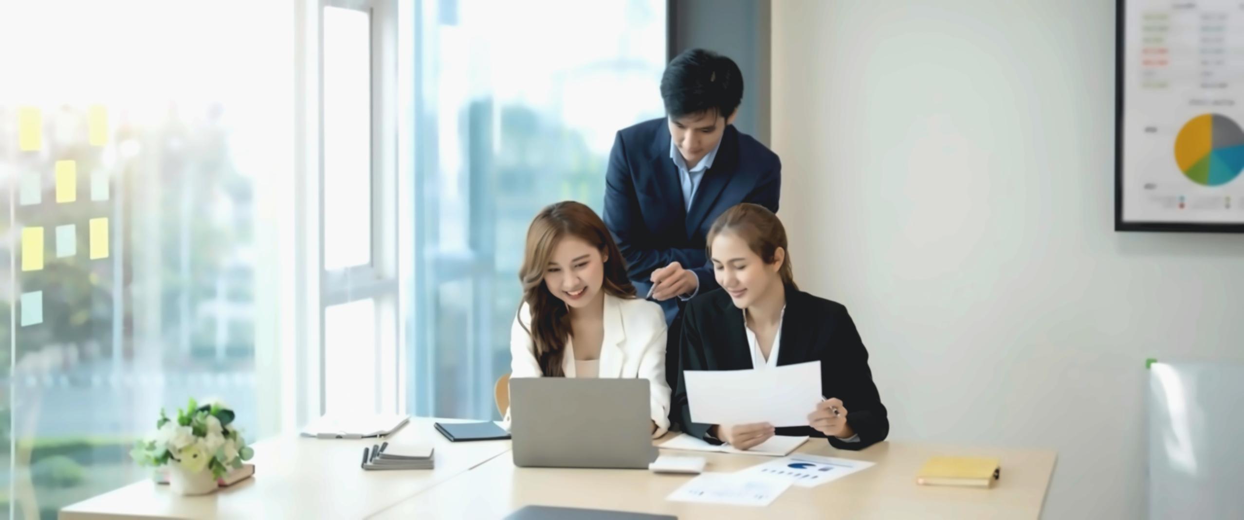 Session de formation pratique avec écrans d'analyse
